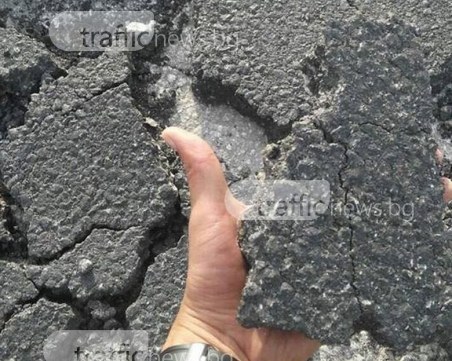 Асфалт на пътя за Белащица се дроби като вафла СНИМКИ И ВИДЕО