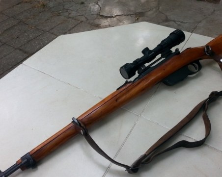 Карабина с оптика и  боен арсенал кътал в дома си пенсионер от Карловско