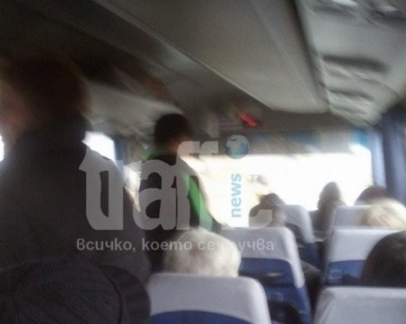 Пенсионери се тъпчат прави в автобус до Пловдив, служител на превозвача заема място за инвалиди