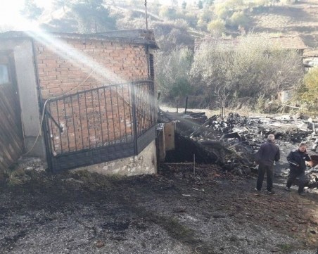 Пожар изпепели огромна къща, собственост на бивш полицай