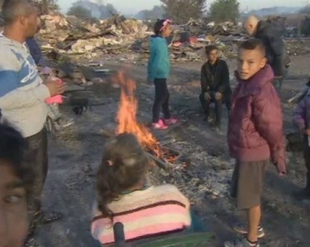 Роми прекараха нощта под открито небе, след като им бутнаха къщите