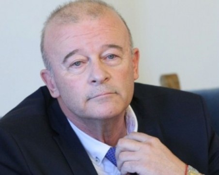 Зам.-министърът, обвинен в изнудване, отвръща на ударите в съда