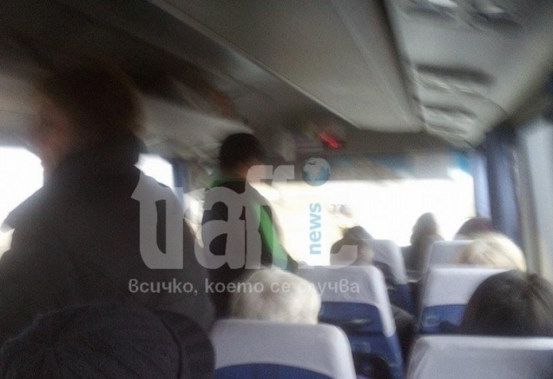 Пенсионери се тъпчат прави в автобус до Пловдив, служител на превозвача заема място за инвалиди