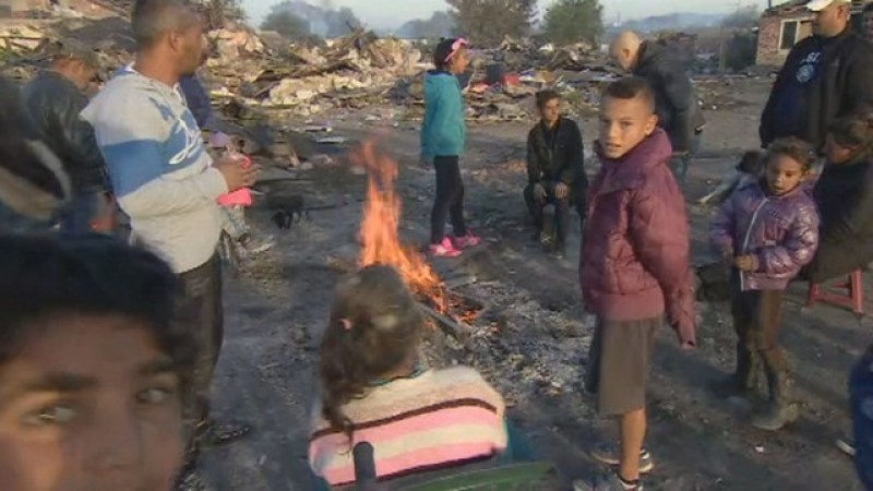 Роми прекараха нощта под открито небе, след като им бутнаха къщите