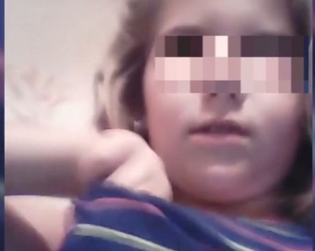 8-годишно момиченце показа в интернет как да увеличим бюста си с... чорап ВИДЕО