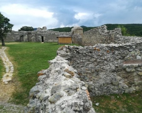 Древната крепост Мезек и гробница на 24 века ви очакват на 2 часа път от Пловдив