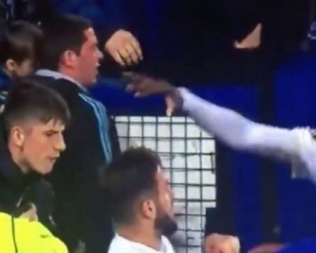 Фен на Евертън засрами Джошуа – с едната ръка държи дете, с другата – бие СНИМКИ И ВИДЕО