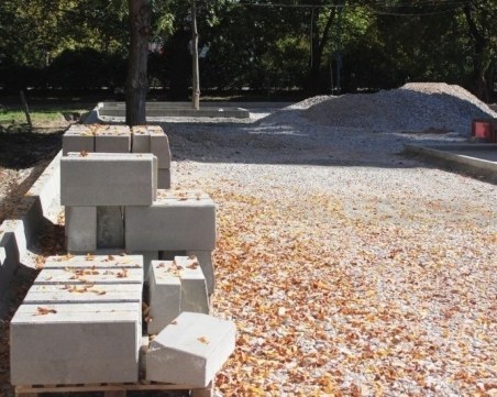 Изграждат нов паркинг в Смирненски за 20 коли СНИМКИ