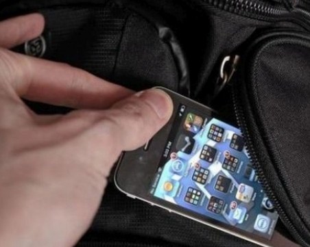 Рецидивист с 14 присъди открадна телефона на момче