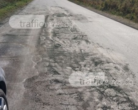 След синала на TrafficNews.bg: Оправиха кръпките на пътя за Белащица СНИМКА