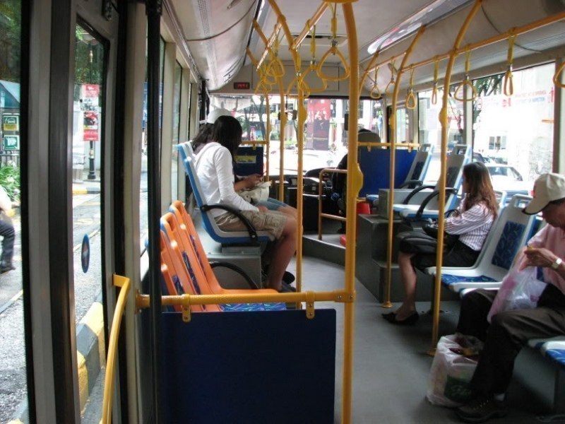 64-годишен е в болница с трамви по главата след рязко спиране на автобус от градския транспорт