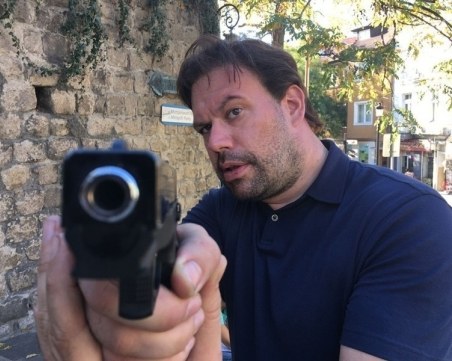 Екшън в Стария град! Мъже с тъмни очила и пистолети стреснаха пловдивчани СНИМКИ