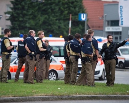 Мъж с нож дупчи хора наред в Мюнхен, полицията го издирва