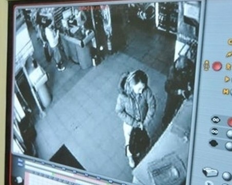 Некадърна крадла опита да задигне гащи, но я усетиха