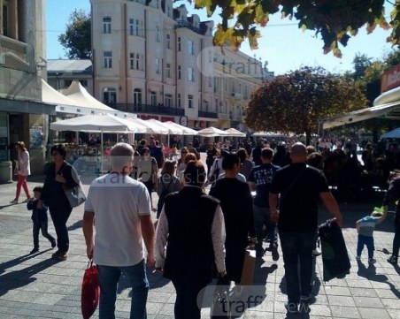 Пловдивчани окупираха Главната, по кафетата не останаха места СНИМКИ