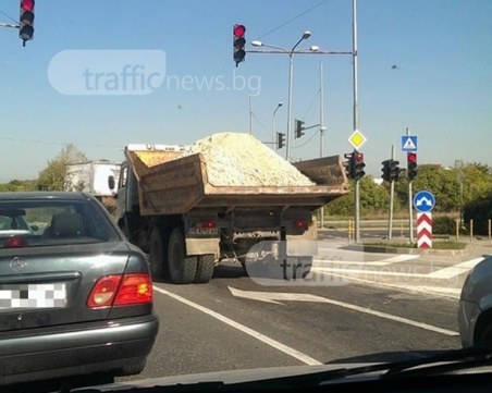 Риск на пътя в Пловдив - камион с чакъл и без платнище изпоти шофьорите зад себе си СНИМКИ