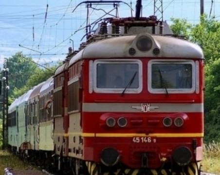 Влак блъсна и уби мъж и жена