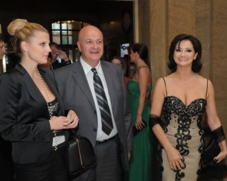 Жената на Шарлопов  разкри, че семейството им било цел на 