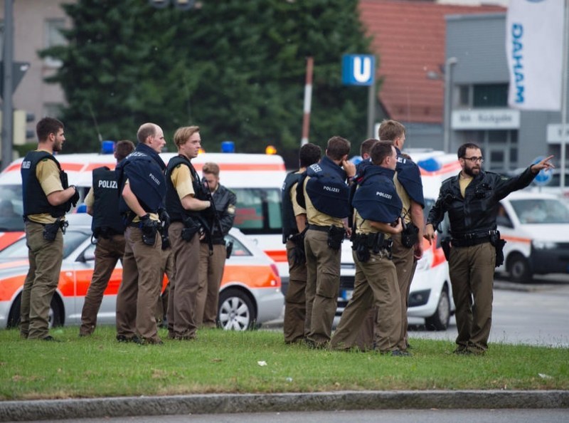 Мъж с нож дупчи хора наред в Мюнхен, полицията го издирва