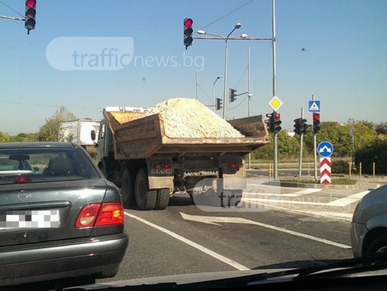 Риск на пътя в Пловдив - камион с чакъл и без платнище изпоти шофьорите зад себе си СНИМКИ