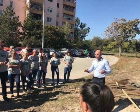 Доброволци засадиха 70 дръвчета в Тракия СНИМКИ