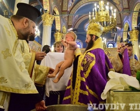 Масово кръщене в Пловдив! 60 бебета приеха Христовата вяра, Иван Тотев е сред кръстниците