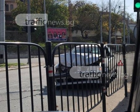 Мицубиши се заби в ситроен , спрял на светофара на Чифте баня СНИМКИ