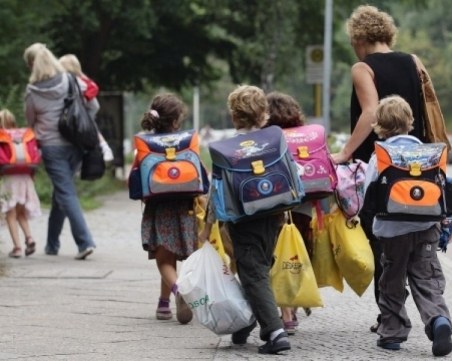 Петокласничка написа жалба до Агенцията за закрила на детето, иска край на 8-килограмовите раници