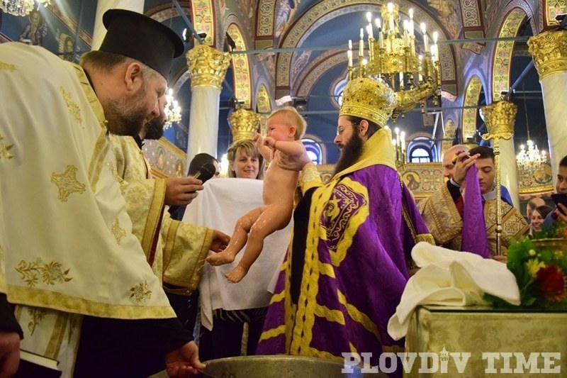 Масово кръщене в Пловдив! 60 бебета приеха Христовата вяра, Иван Тотев е сред кръстниците
