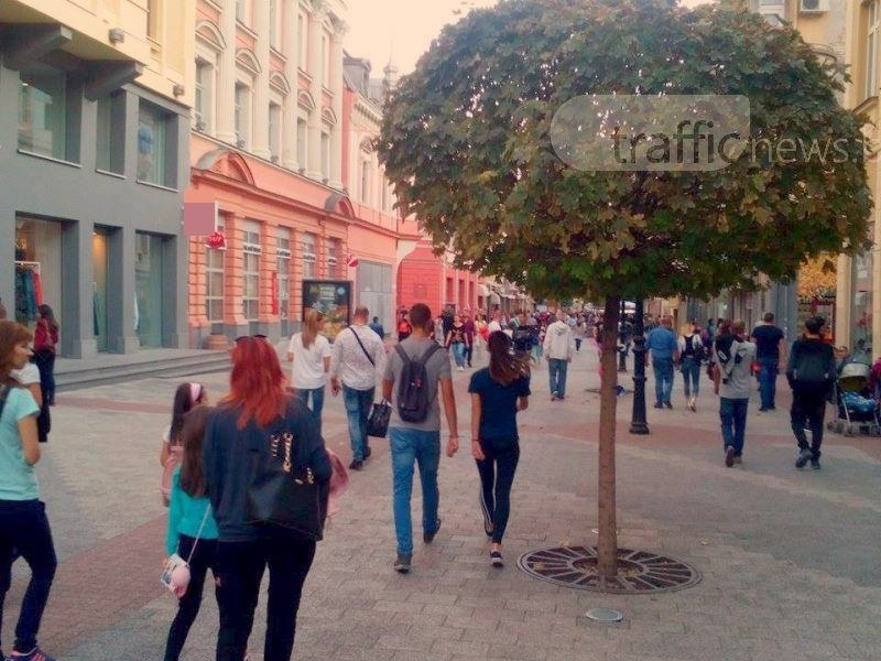 Октомврийско лято: Пловдивчани по къс ръкав събираха есенен тен по Главната СНИМКИ