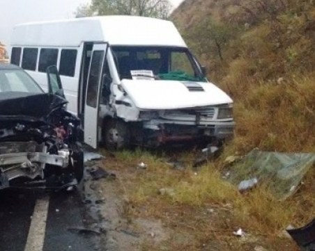 Бус и камион катастрофираха, има информация за загинал