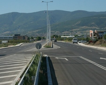 Част от основен пловдивски булевард се оказа частен! Собствениците си го заграждат