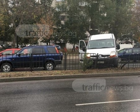Дъждът с първа ламаринена жертва в Пловдив: Бус огъна метална ограда в центъра СНИМКИ