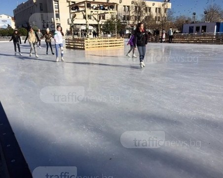 Гигантска ледена пързалка отново на площад 