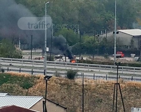 Огън и черен дим на метри от бензиностанция в Пловдив СНИМКИ