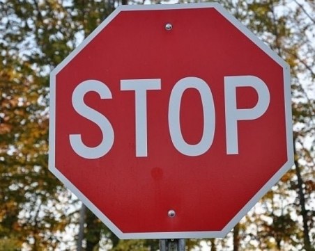 Животът на 19-годишно момче виси на косъм заради неспазен знак “стоп“ от друг младеж