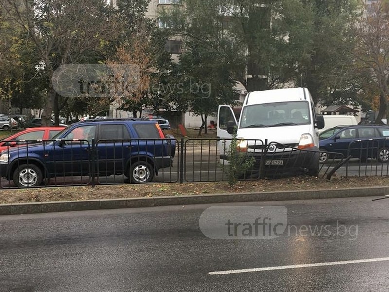 Дъждът с първа ламаринена жертва в Пловдив: Бус огъна метална ограда в центъра СНИМКИ