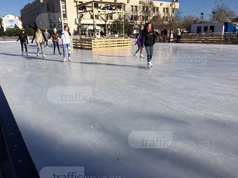 Гигантска ледена пързалка отново на площад 