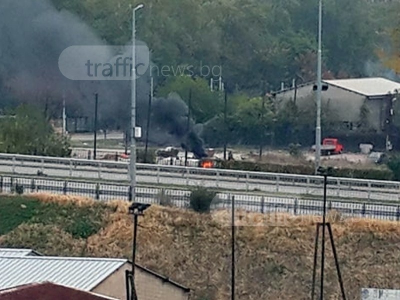 Огън и черен дим на метри от бензиностанция в Пловдив СНИМКИ