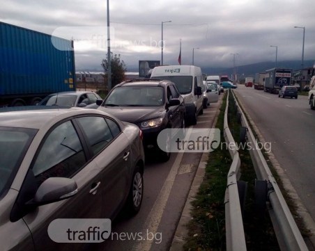 Гневни шофьори разкъсаха лентата на Кукленско шосе, на място дойде полиция СНИМКИ