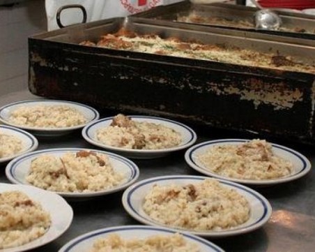 Какво ядат децата ни? Над 70 килограма негодна храна е открита в детски заведения, ще я унищожават