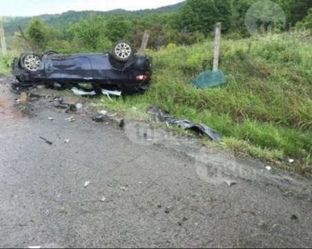 Кола изхвърча в рибарник край Девин, шофьорът загина