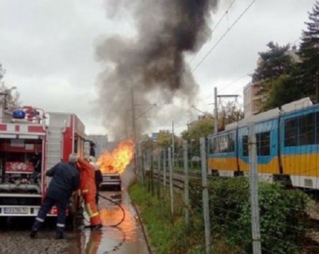 Кола се възпламени в движение и изгоря на столичен булевард