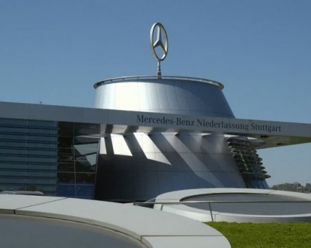 Полицаи нахлуха в централите на 