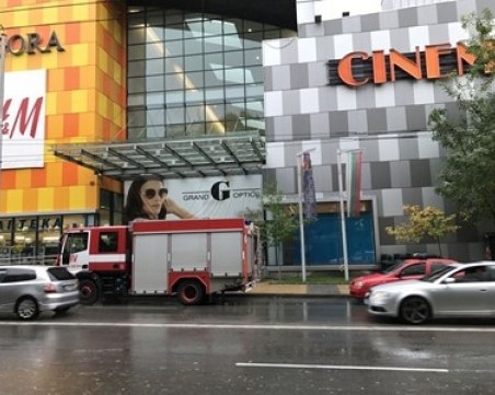 Сигнал за бомба опразни мол