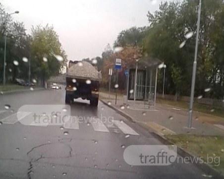 Свободно развяващият се без платнище камион с чакъл отново се появи! СНИМКИ