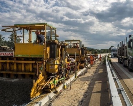 Вижте как фирмата, строяща булевардите в Пловдив, прави аутобаните в Германия, издържащи половин век