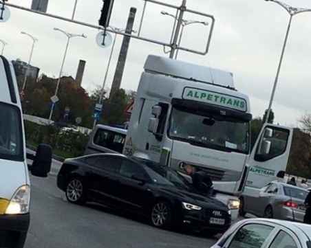 Влекач отнесе ауди пред Руската гимназия