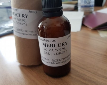 Жена набута половин килограм живак в дамската си чанта, опита да мине границата