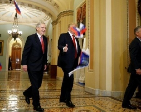 Доналд Тръмп бе замерен с руски знамена